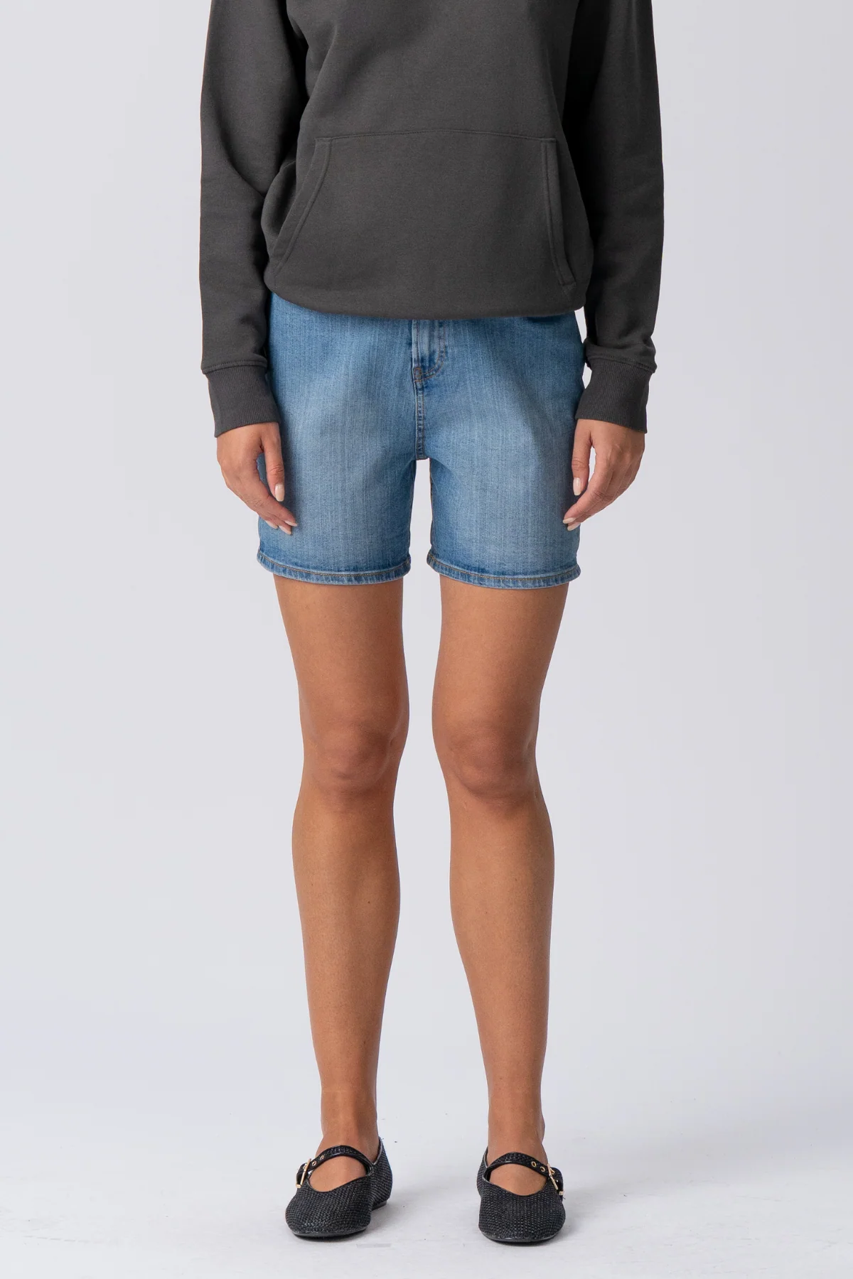 The Original Performance Denim Shorts - Mittelblau Denim (Frau) - Image 4
