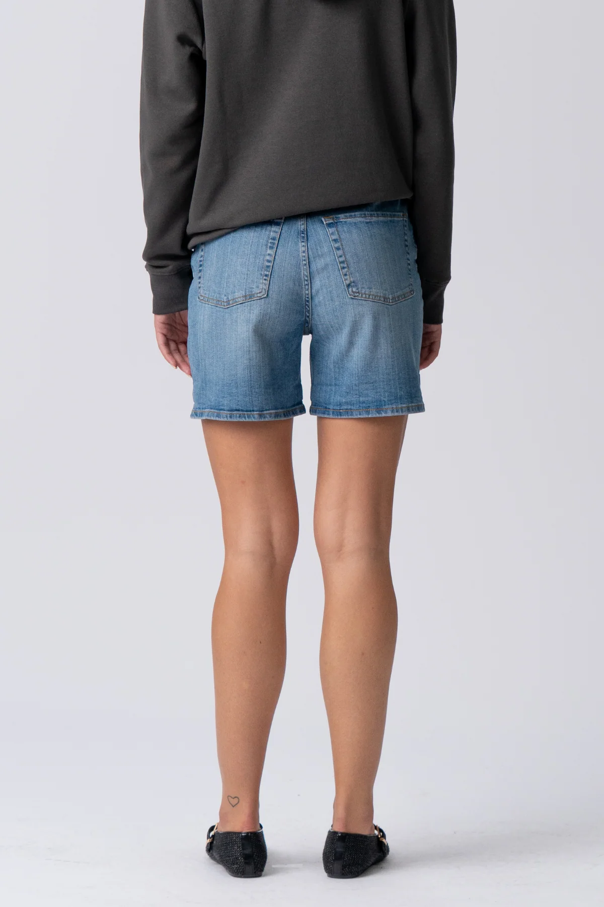The Original Performance Denim Shorts - Mittelblau Denim (Frau) - Image 5